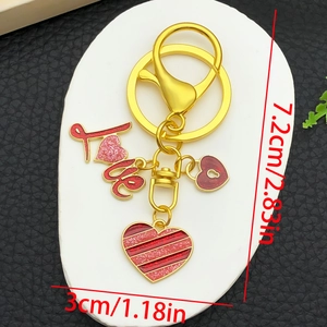 Detailansicht der Größe des roten Emaille-Love-Herzanhängers mit goldenen Maßangaben