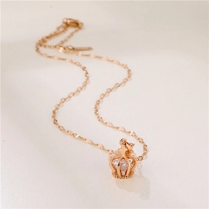 Élégant collier couronne en or rose avec pendentif en zircon brillant sur fond beige
