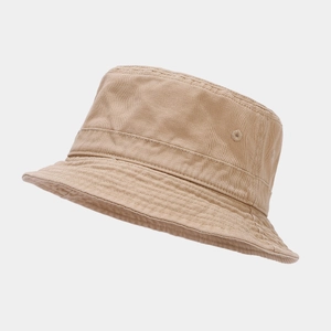 Détail du chapeau bob en coton lavé kaki clair avec œillets d'aération brodés fins