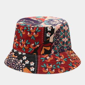 Dettaglio del tessuto in cotone con motivo patchwork vintage e stampe floreali etniche