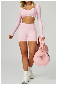 Ensemble de yoga rose 3 pièces avec crop top manches longues et short de fitness