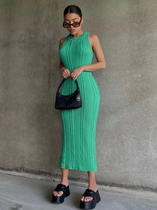 Detalle de vestido de punto sin mangas verde con textura de trenzas y corte ajustado