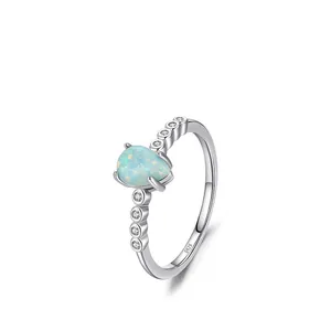 Eleganter S925 Sterlingsilber Ring mit birnenförmigem Opal und Zirkonia-Akzenten
