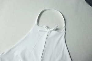 Détail de haut licou blanc avec nœud papillon élégant sur fond textile texturé