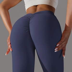 Détail de la couture froncée sur le legging de yoga taille haute bleu marine