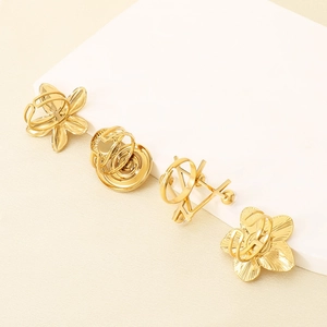 Detailansicht der goldfarbenen Blumen- und Ringfassungen aus Edelstahl mit verstellbarem Band