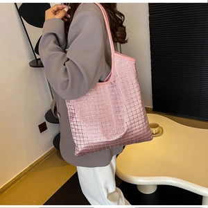 Nahaufnahme der rosa Tragetasche mit glitzerndem Strassgitter und langem Schultergurt