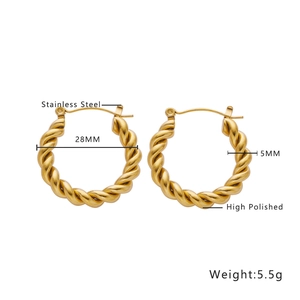 Détail des boucles d'oreilles en C torsadées de 28mm en acier inoxydable avec fini poli