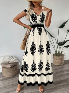 Détail d'une robe maxi bohème à col en V avec imprimé ethnique et ourlet à volants