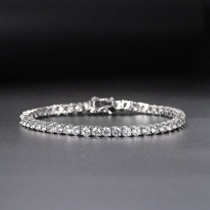 Dettaglio di bracciale tennis argento con zirconi brillanti e chiusura sicura