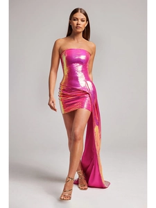 Dettaglio del top a fascia con paillettes rosa fucsia con strascico laterale e riflessi
