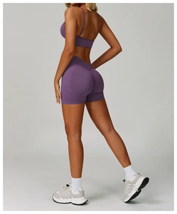 Détail de short de yoga sans couture violet à taille haute avec ceinture en V et effet lift