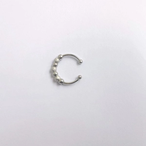 Detailansicht eines silberfarbenen Anti-Angst-Rings mit mattierten und glatten Perlen