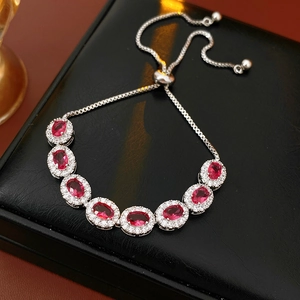 Détail du bracelet argenté ajustable avec rubis ovales et halo de zircons cubiques