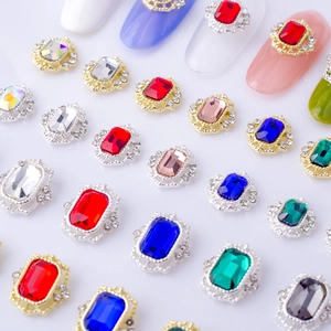 Rechteckige bunte Nagelkunst-Kristalle in Gold- und Silberrahmen mit kleinen Strasssteinen