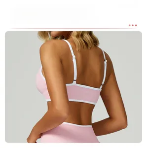 Detailansicht des rosa gerippten Sport-BHs mit verstellbarem Doppel-Schultergurt-Design