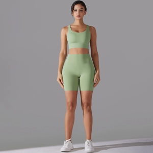 Completo yoga donna verde chiaro con reggiseno sportivo incrociato e pantaloncini