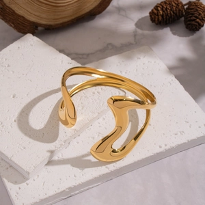 Vue détaillée du bracelet jonc ouvert en forme de cœur plaqué or 18 carats sur pierre