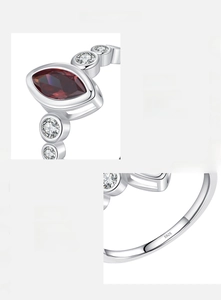Makroaufnahme von S925 Sterlingsilber Ring mit marquise rotem Zirkon und Steinen