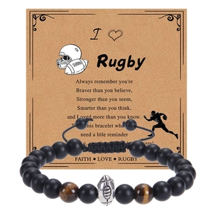 Rugby-Perlenarmband mit mattschwarzen Perlen, Tigeraugensteinen und Metallanhänger auf Karte