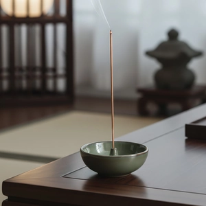 Portaincenso minimalista in ceramica verde su tavolo in legno per decoro zen