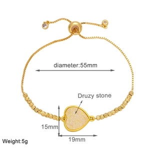 Dettaglio del ciondolo a cuore in pietra druzy con misure e catena d'oro regolabile