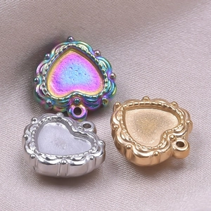 Vue macro de pendentifs en métal en forme de cœur en arc-en-ciel, argent et or pour bijoux