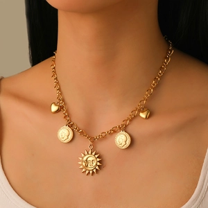 Collier en acier inoxydable doré avec pendentifs soleil, lune, pièce et cœur élégant