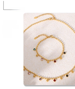 Détail de l'ensemble de bijoux plaqué or 18 carats avec perles en verre coloré en acier