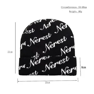 Berretto in maglia nera con scritta Nerest bianca, misure 21x20cm per taglie 54-60cm
