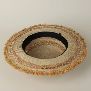 Cappello di paglia boho con nastro colorato e tesa sfrangiata per l'estate da donna