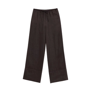 Dettaglio di pantaloni larghi in lino marrone scuro con coulisse regolabile in vita