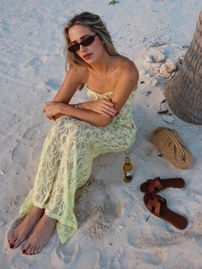 Détail de la robe longue bustier en dentelle jaune avec motifs complexes pour la plage