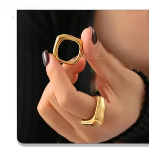 Gros plan d'une bague carrée géométrique en acier inoxydable plaqué or 18 carats