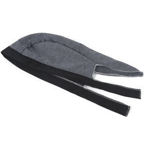 Détail d'un durag bicolore gris et noir avec coutures surjetées blanches sur les bords