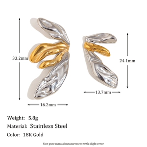 Paramètres de taille des boucles d'oreilles bicolores en acier plaqué or 18 carats sur blanc
