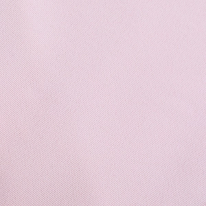 Dettaglio macro del tessuto a maglia rosa arricciato e fibbia a fiore in metallo