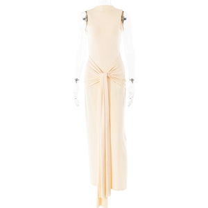Vue détaillée robe longue beige sans manches avec nœud élégant à la taille et ourlet asymétrique