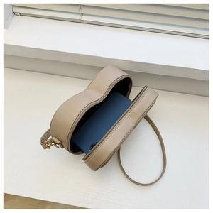 Vista interna della borsa a tracolla a forma di cuore con spazio per lo smartphone