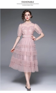 Détail de la robe en tulle rose à volants avec broderie dentelle et manches bouffantes