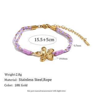 Bracelet en corde de coton tressé violet avec pendentif fleur en acier doré 18 carats