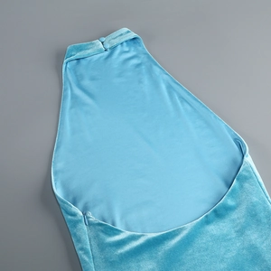 Détail du col licou en velours avec boutons et fermeture éclair latérale invisible