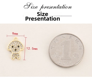 Pendentif caniche en strass avec dimensions affichées à côté d'une pièce de monnaie