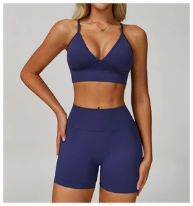 Détail de l'ensemble de yoga bleu marine sans couture avec brassière en V et short taille haute