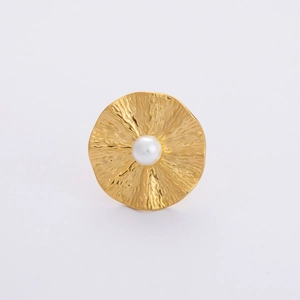 18K gold plated stainless steel ring featuring a textured metal disc and white pearl center