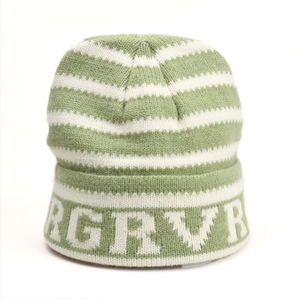 Détail du bonnet en tricot rayé vert et blanc avec motif de lettres RGRVB brodé