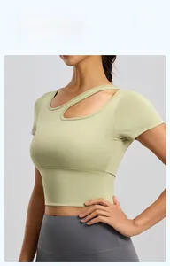 Dettaglio del crop top monospalla verde chiaro con tessuto elastico e design a taglio vuoto