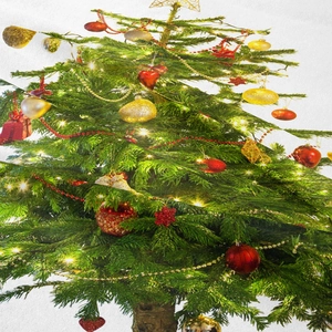 Dettaglio del tessuto dell'arazzo natalizio con motivi di alberi e decorazioni vivaci