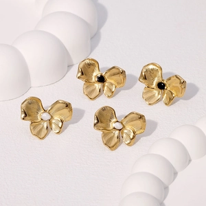 Boucles d'oreilles fleurs en acier inoxydable plaqué or 18k avec cœurs noirs et blancs