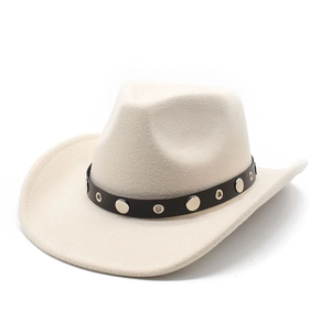Detail eines cremefarbenen Cowboyhuts aus Wollfilz mit braunem Hutband und Silbernieten